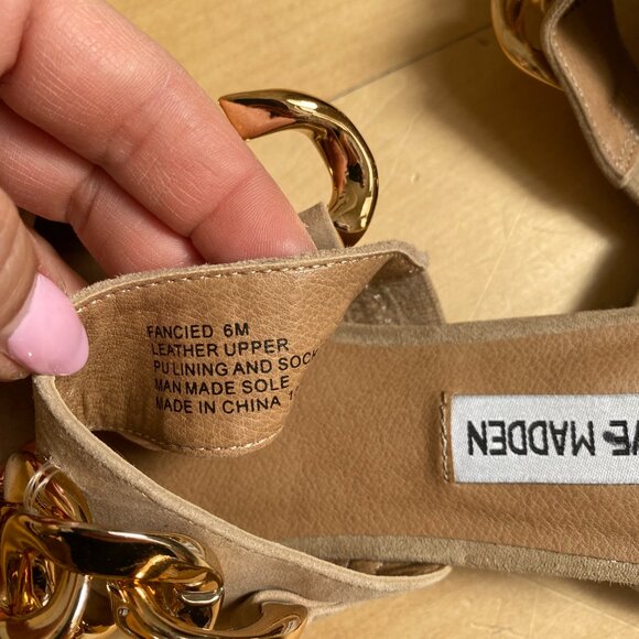 Steve Madden BNWT pointy toe tan suede sz 6 FLAW - chain detail - Picture 3 of 4